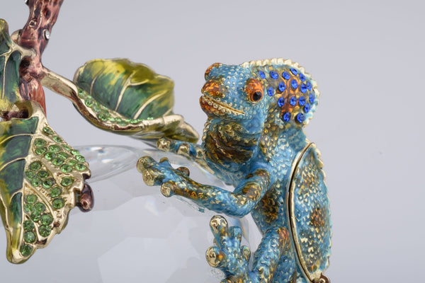 Pomme en cristal avec un caméléon