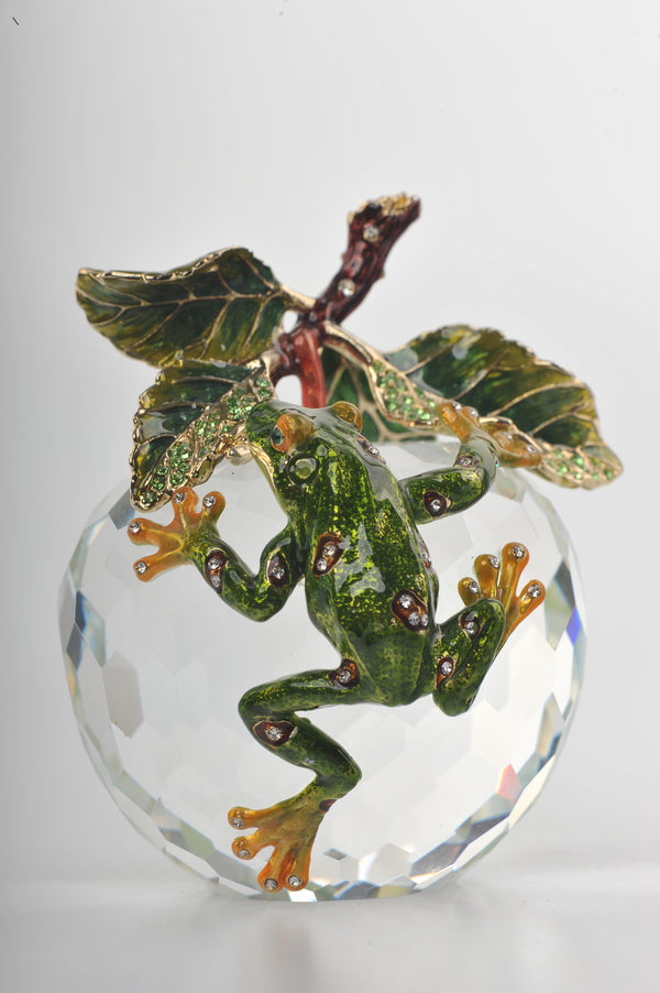 Pomme en Cristal avec une Grenouille Verte