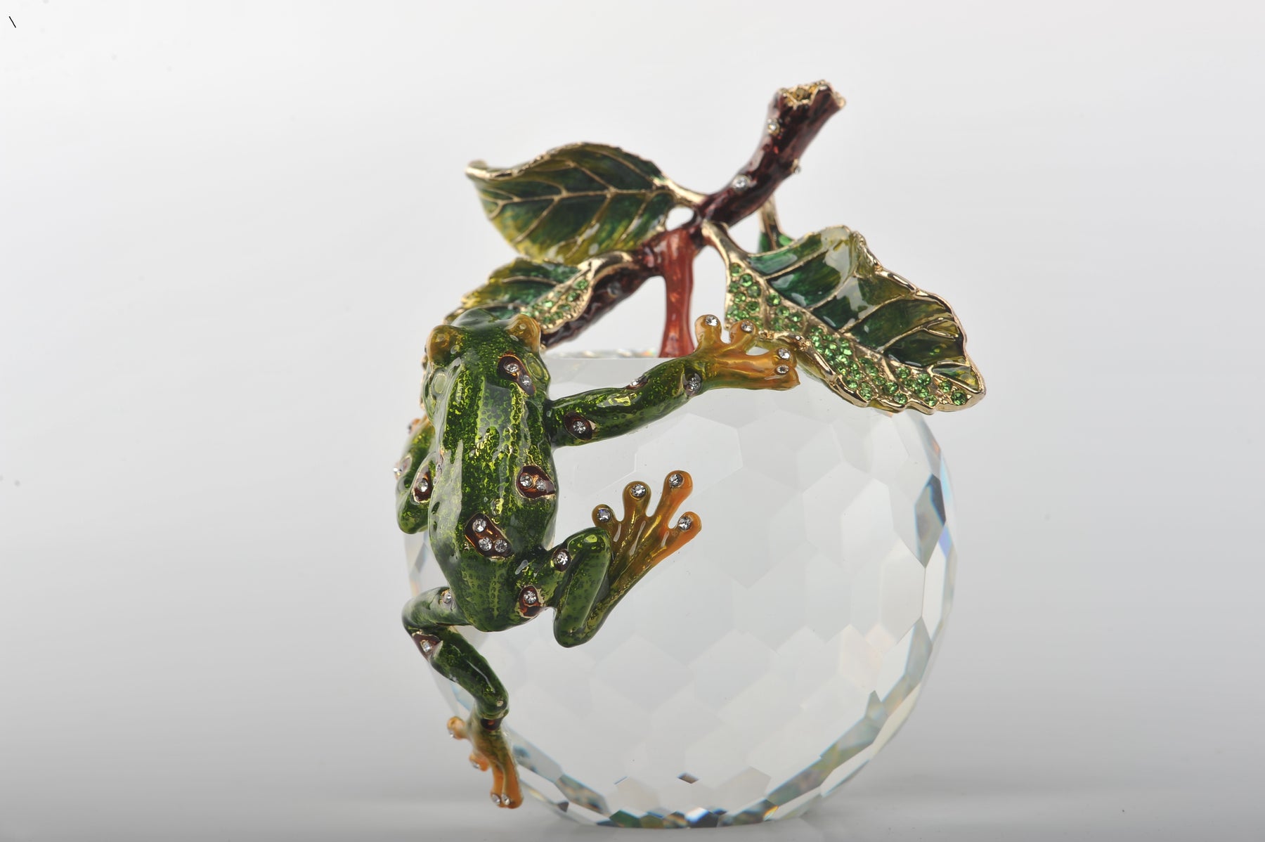 Keren Kopal Crystal Apple with a Green Frog on it