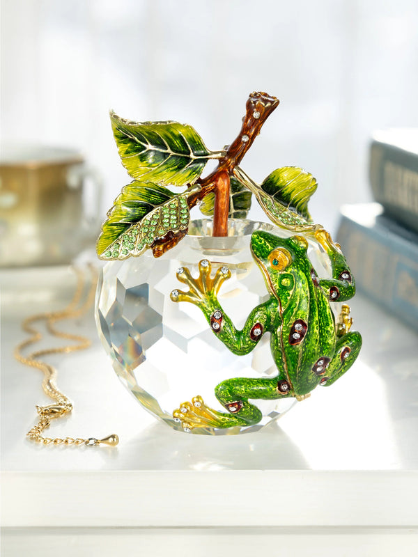 Pomme en Cristal avec une Grenouille Verte
