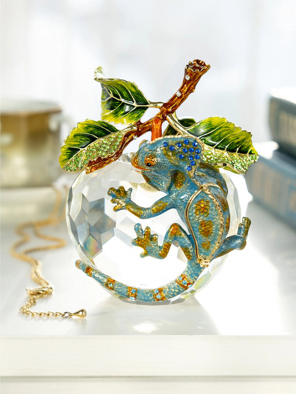 Pomme en cristal avec un caméléon