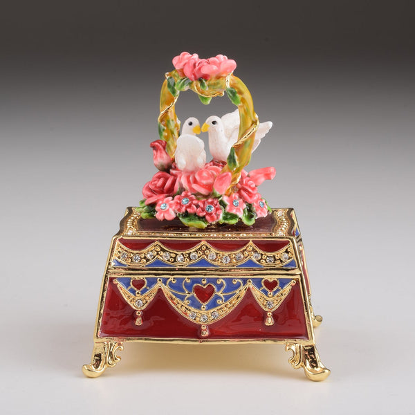 Boîte rouge décorée avec des roses et deux colombes blanches
