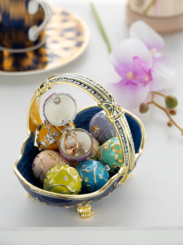 Panier Bleu Portant de Petits Œufs de Pâques