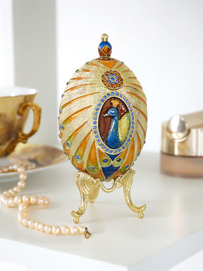 Buntes Pfau-Fabergé-Ei