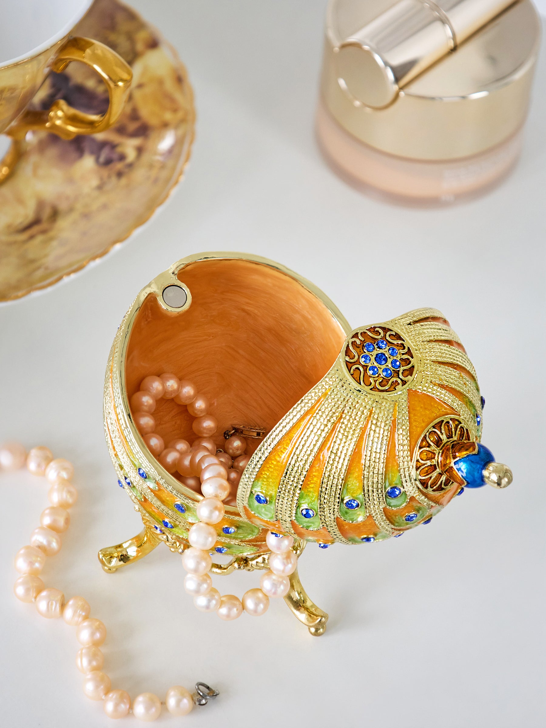 Buntes Pfau-Fabergé-Ei