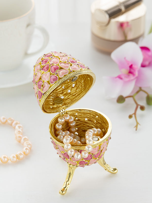 Œuf rose décoré de cœurs pour la Saint-Valentin