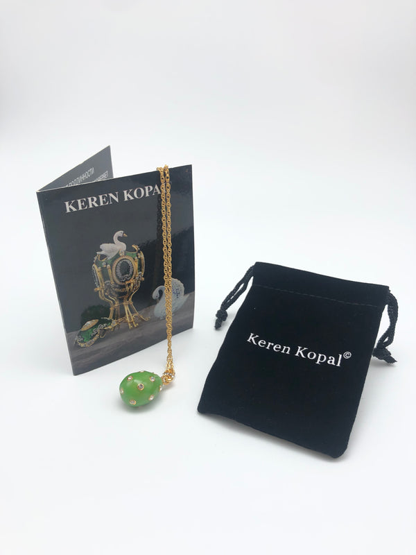 Collier en or avec pendentif œuf vert