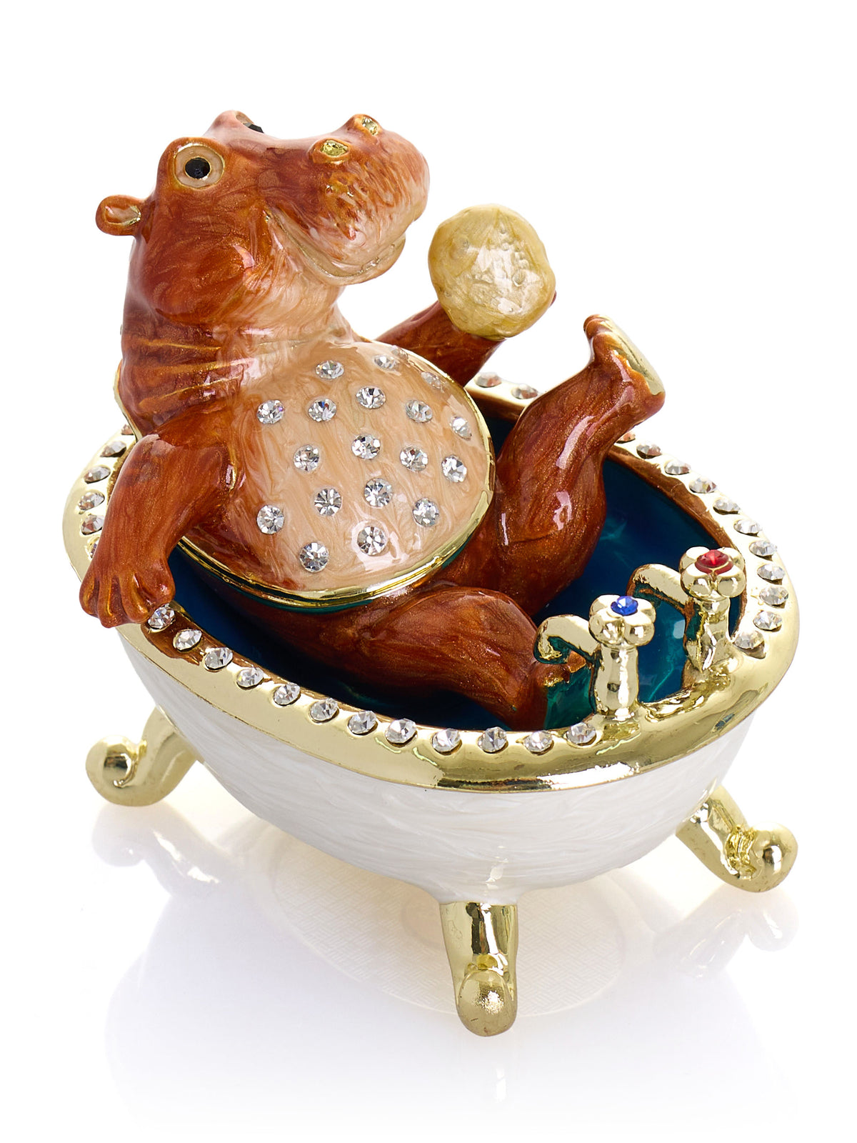 Brauner Hippo beim Baden in einer Klauenfußbadewanne