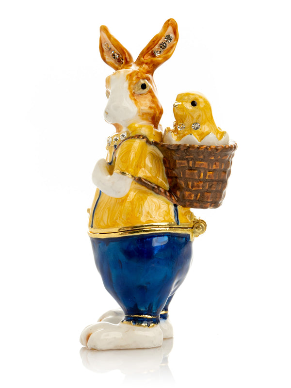 Lapin de Pâques portant un poussin dans un panier