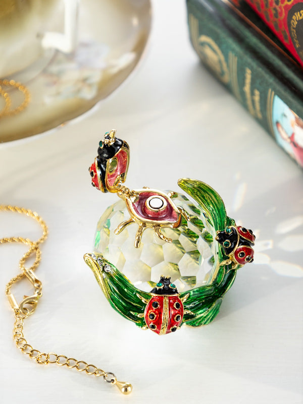 Adorables Coccinelles sur Cristal