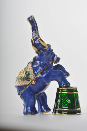 Keren Kopal Blue Elephant on Green Stage