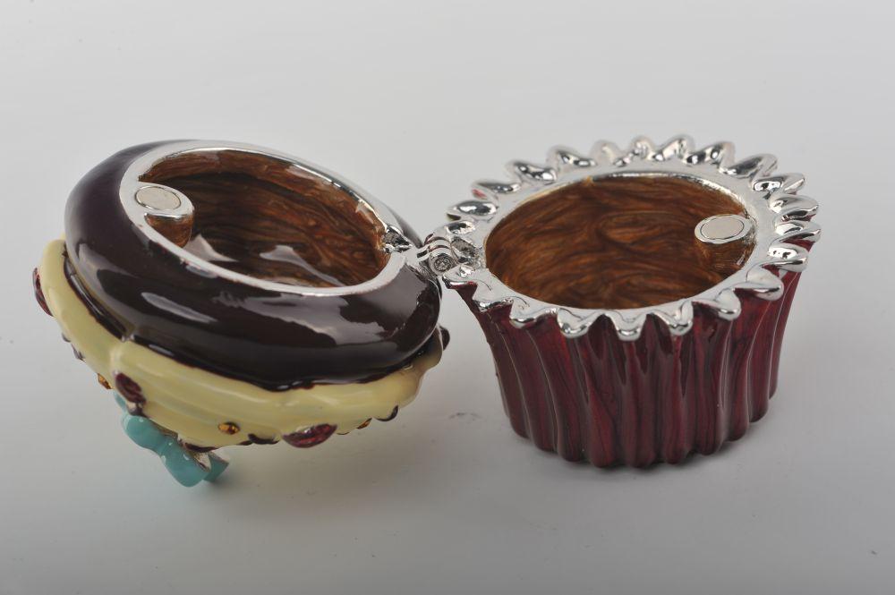 Keren Kopal Chocolate and Vanilla Frosting Cupcake  47.25