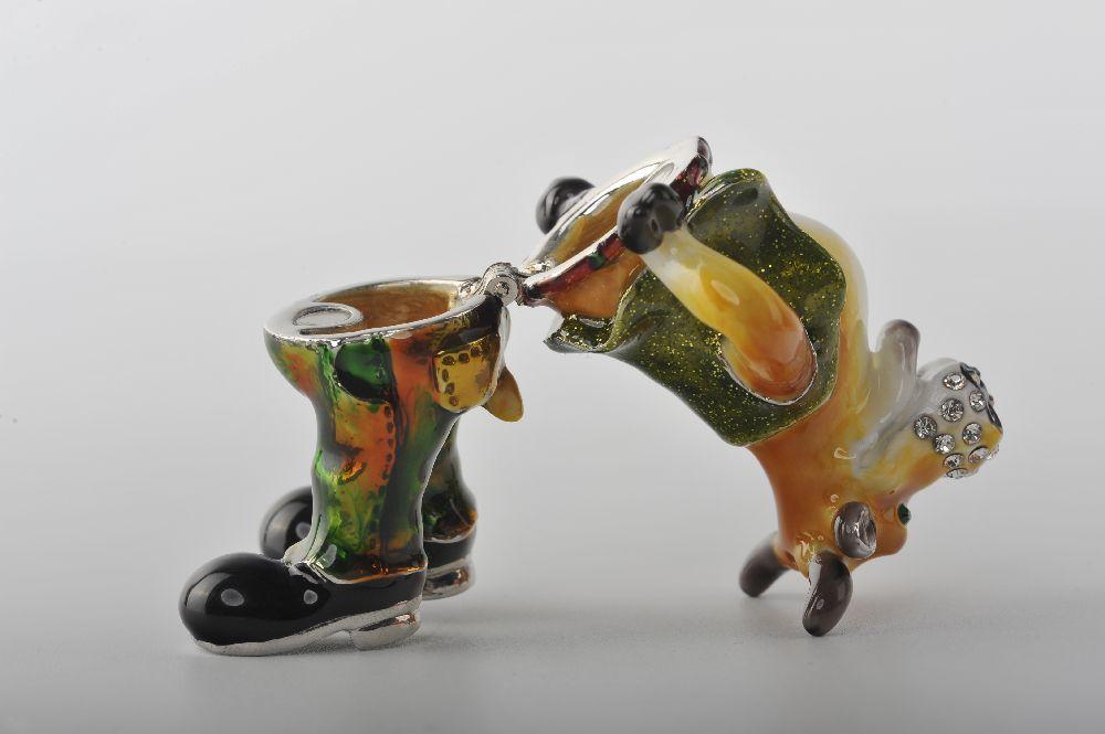 Keren Kopal Standing Bull with Green Pants trinket box 55.25